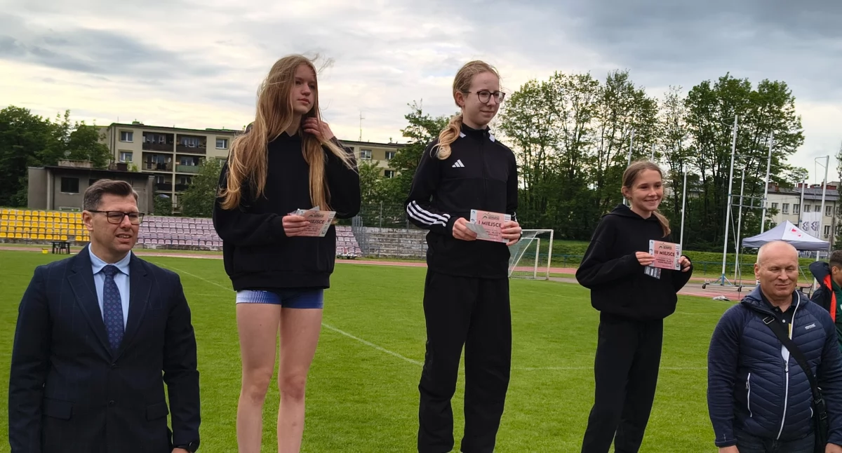 Sukcesy sportowe, Adamów świętuje podwójne Złoto! Siostry Dzido Mistrzyniami Województwa Lubelskiego - zdjęcie, fotografia