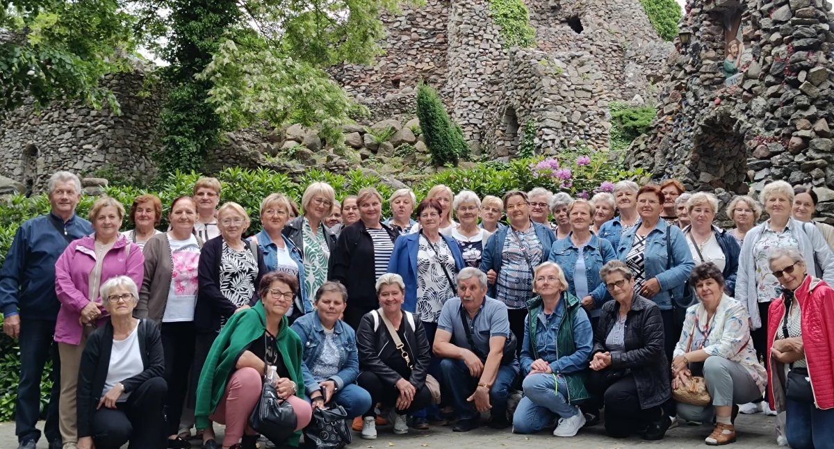 Kościół i Religia, Więcej pielgrzymka Seniorzy Starych Kobiałek Jedlanki przywieźli Lichenia pamiątkami) - zdjęcie, fotografia