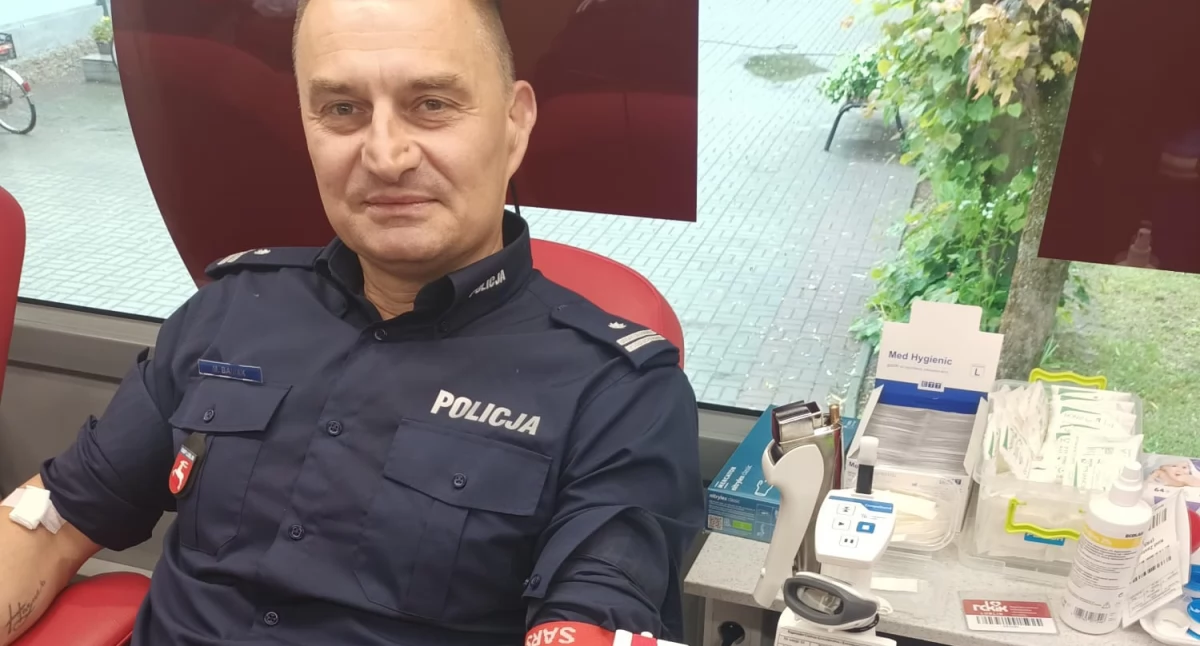 Policja, Mundurowi medal! Policjanci Adamowa oddali podczas Pikniku Integracyjnego - zdjęcie, fotografia