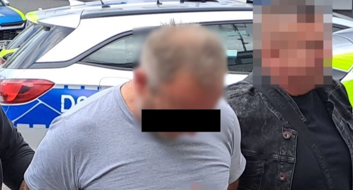 Policja, Policjanci weszli mieszkania Łukowie przetarli Zobacz latek ukrywał specjalnym namiocie - zdjęcie, fotografia