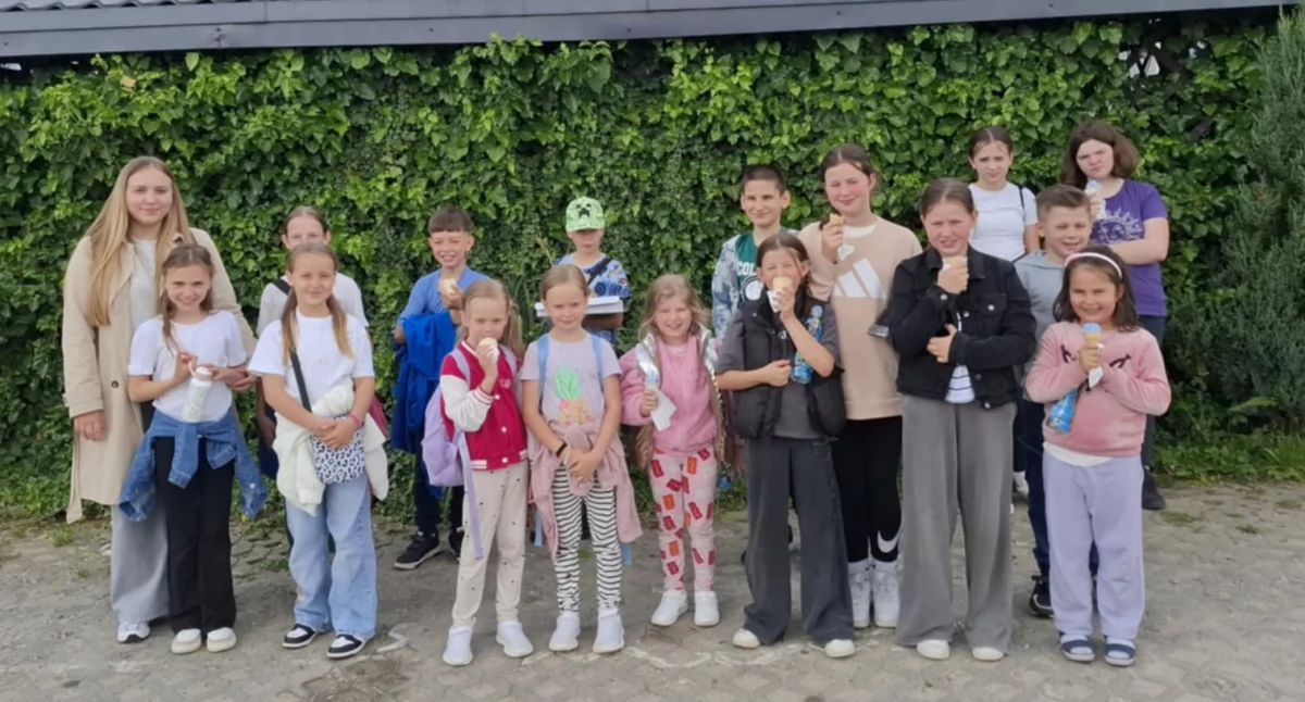 Szkolnictwo, Aniołki biblioteki wizytą Piekiełku Zobaczcie działo! - zdjęcie, fotografia