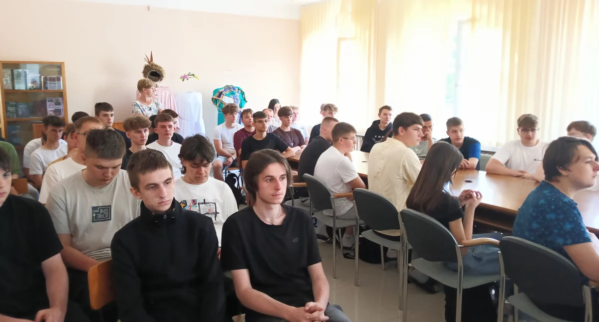 Szkolnictwo, Mundurowi wchodzą szkół szukają przestępców ostrzegają przed cichym uzależnieniem - zdjęcie, fotografia