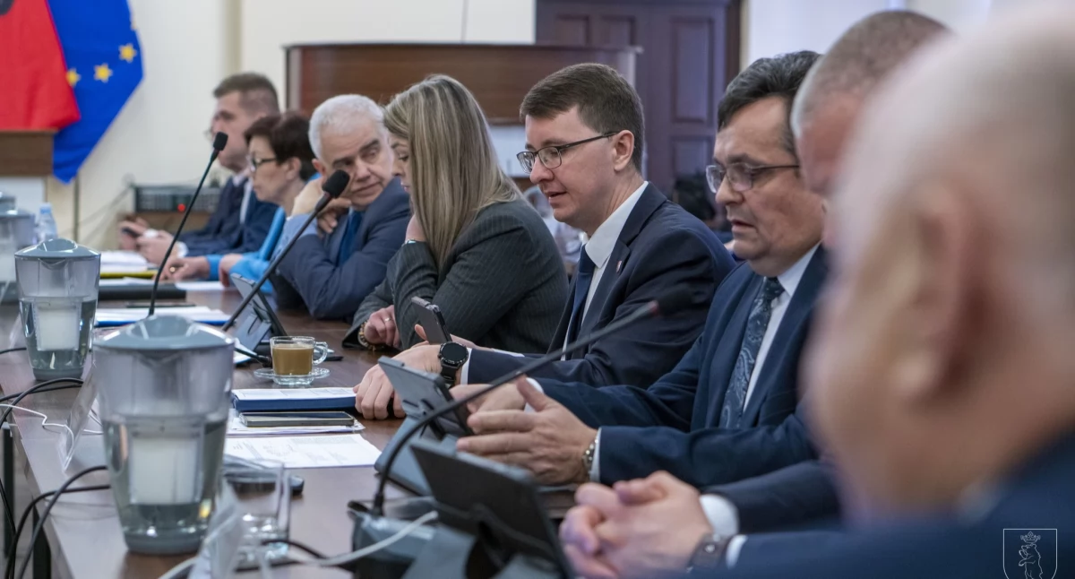 Polityka, Wędkarze Łukowa proszą równanie parkingu zalewie Burmistrz zapowiada działanie - zdjęcie, fotografia