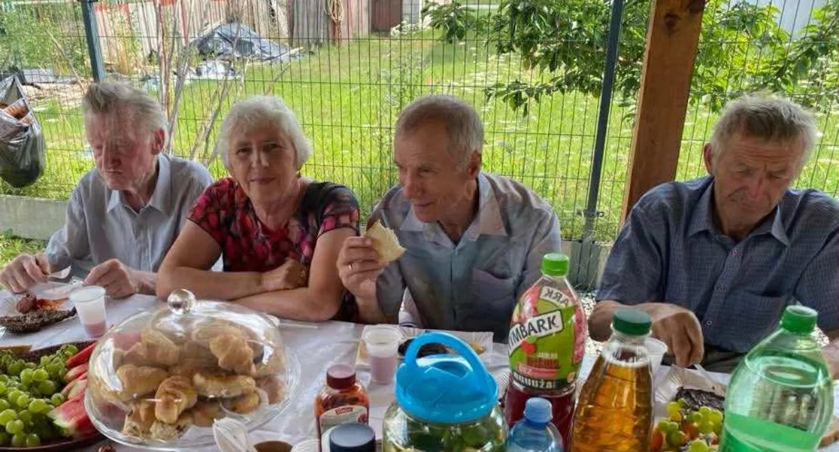 Informacje kulturalne, Krewetki grillu cukrowa deser „Stokrotki” rozpieszcza seniorów - zdjęcie, fotografia