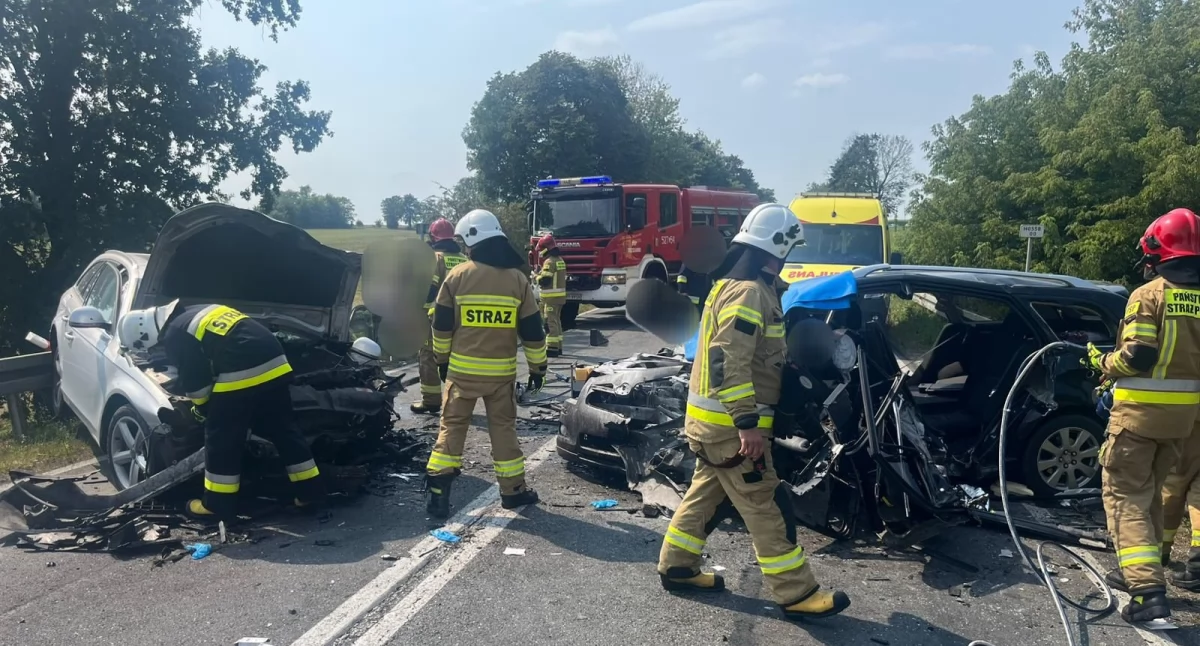 Wypadki, Czołowe zderzenie osoby ranne dziecko Lądował śmigłowiec - zdjęcie, fotografia