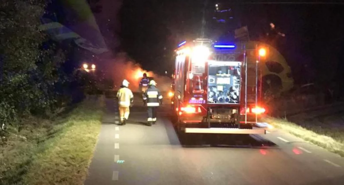 Straż Pożarna, Nocna interwencja strażaków Łazy pożar słomy drodze - zdjęcie, fotografia