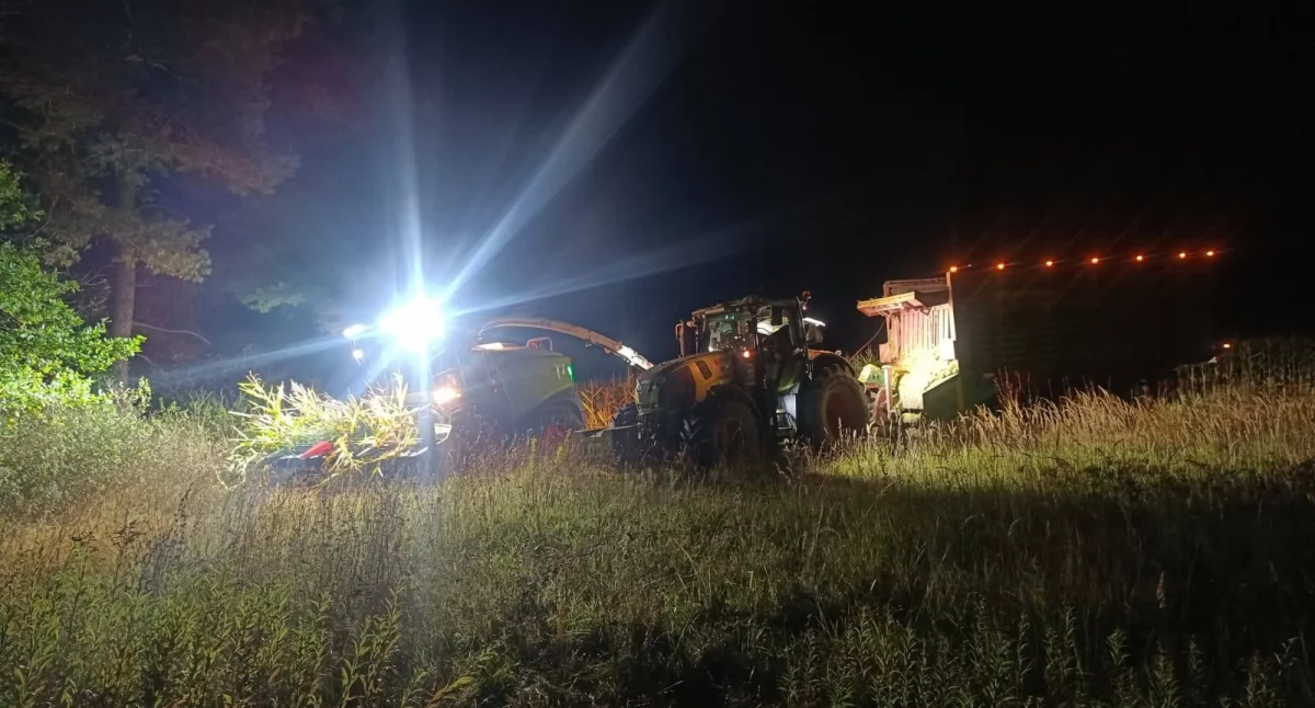 Policja, Tragedia Sieczkarnia zahaczyła linię energetyczną latek trafił szpitala - zdjęcie, fotografia