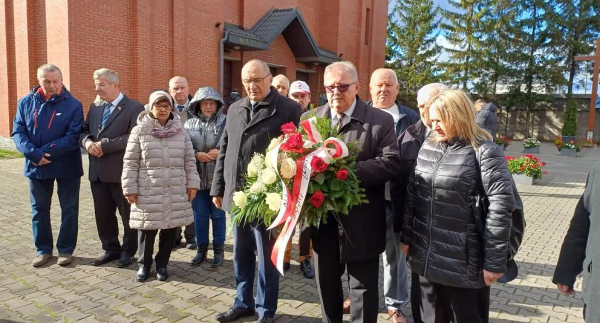 Kościół i Religia, Relikwie statuetka „Solidarność” Łukowa uczciła rocznicę śmierci Popiełuszki lecie Związku - zdjęcie, fotografia
