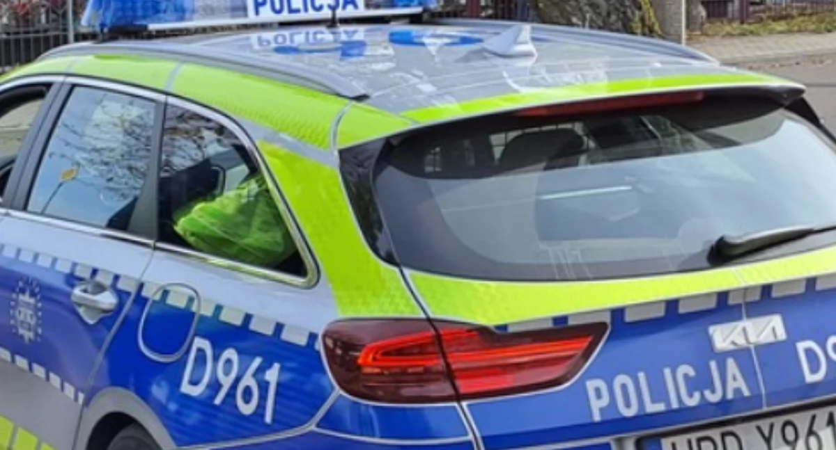 Wypadki, Ciężarówka taranuje ogrodzenie Kierowca Mercedesa dostał mandat - zdjęcie, fotografia
