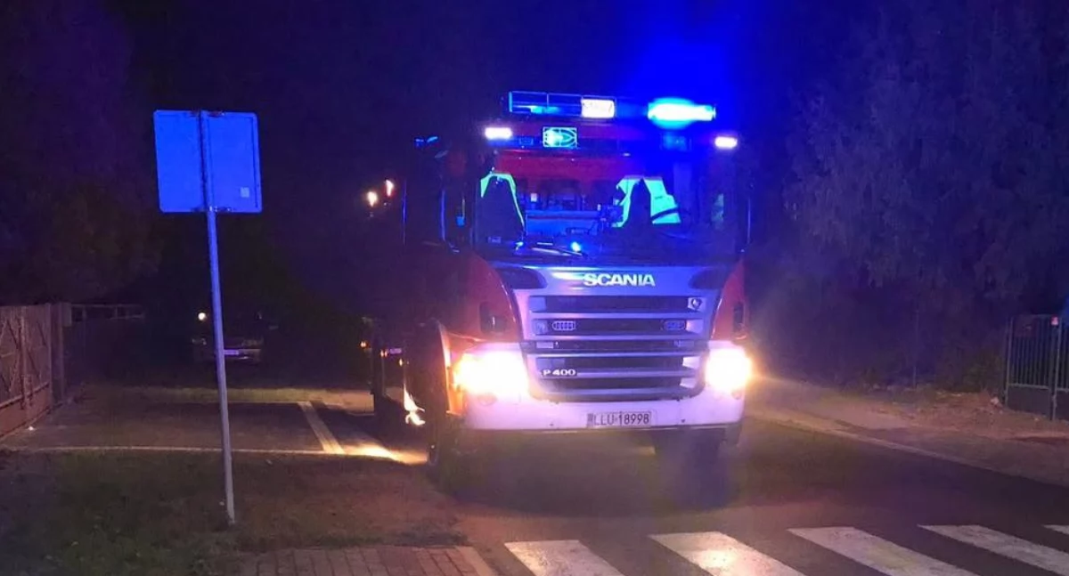 Straż Pożarna, Zalana posesja Mieszkańcy Łazów ygłaszają awarię miejscu służby policja - zdjęcie, fotografia