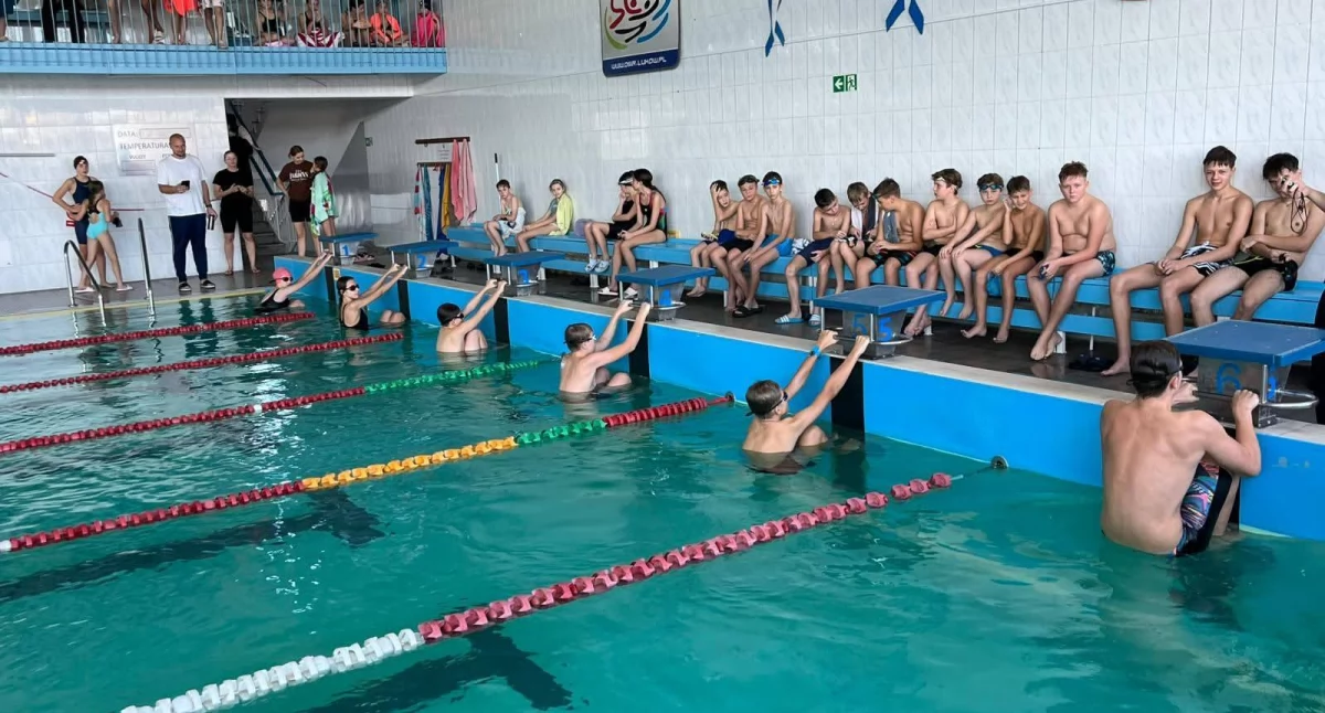 Sukcesy sportowe, Złota Piątki Łuków triumfuje powiatowym finale pływackim - zdjęcie, fotografia