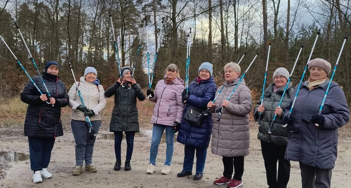 Wiadomości Partnera, seniorów Gminy Łuków! Aktywność śmiech nordic walking! - zdjęcie, fotografia