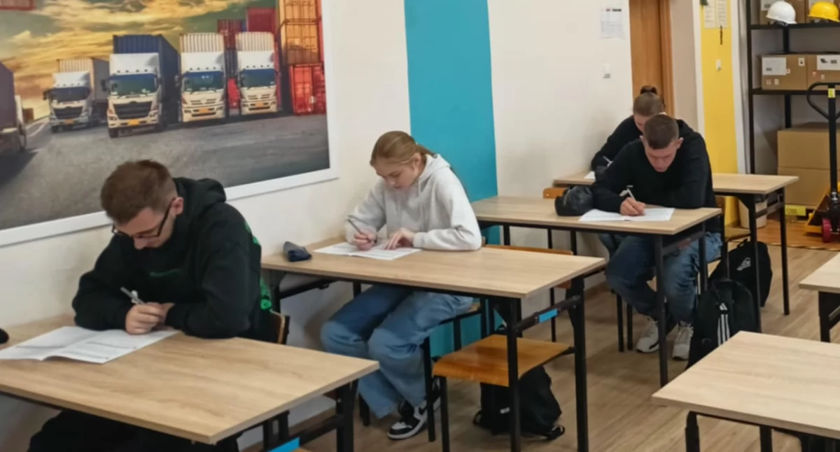 Szkolnictwo, Matematyka próbna zaskoczyła! poszło uczniom Zespołu Szkół Stoczku Łukowskim Egzaminach Operonem - zdjęcie, fotografia