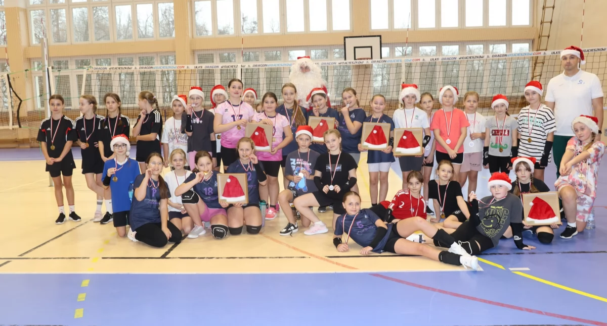 Sukcesy sportowe, Grzmiące ataki Świąteczny Ponad Siatkarek rywalizowało Wojcieszkowie Czapkę Mikołaja  - zdjęcie, fotografia