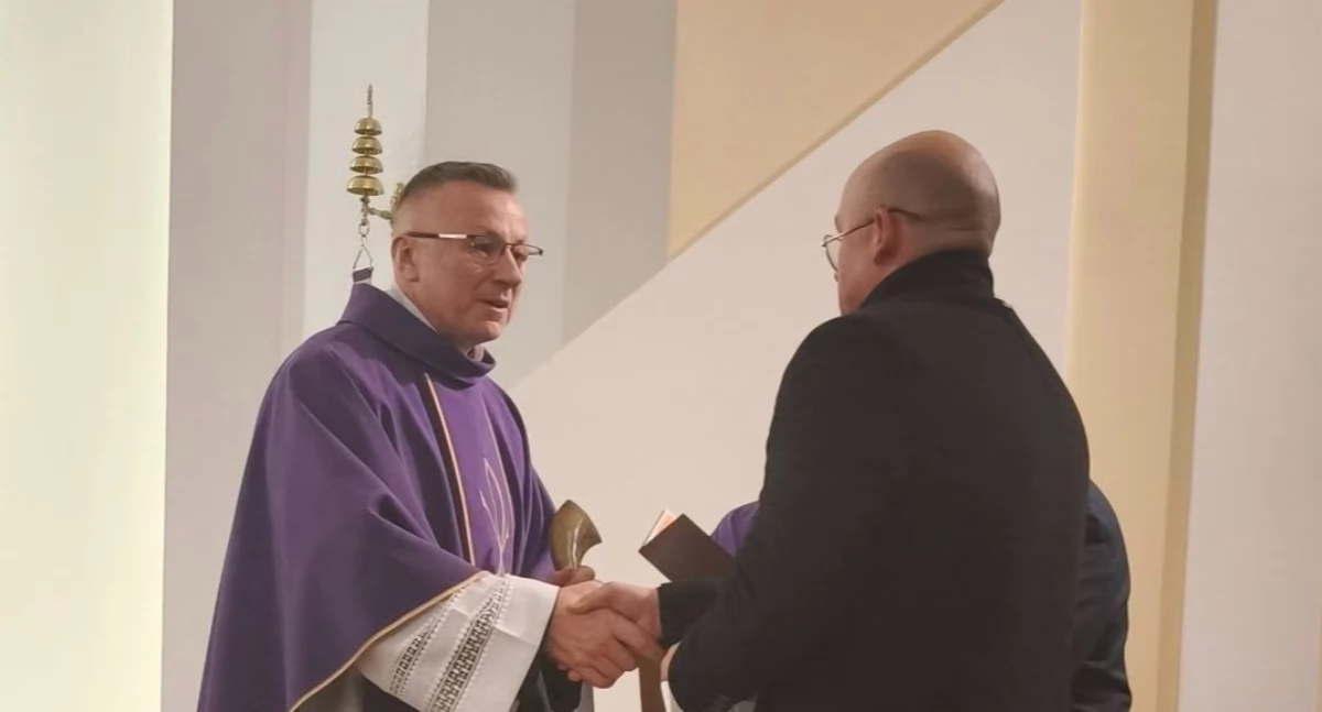 Polityka, Pamiętają Ojczyźnie! kwiaty Łukowie okazji rocznicy stanu wojennego dostał statuetkę Solidarności - zdjęcie, fotografia