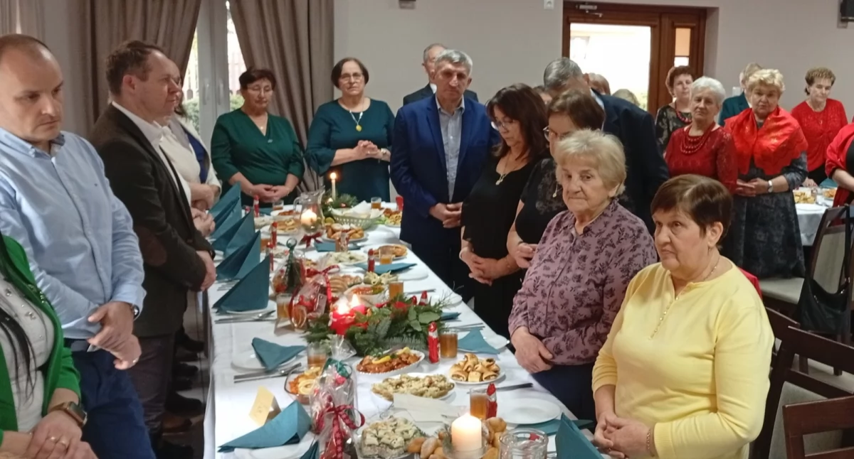 Kościół i Religia, Seniorzy Gołąbek wigilijnym stole wspólne świętowanie życzeń - zdjęcie, fotografia