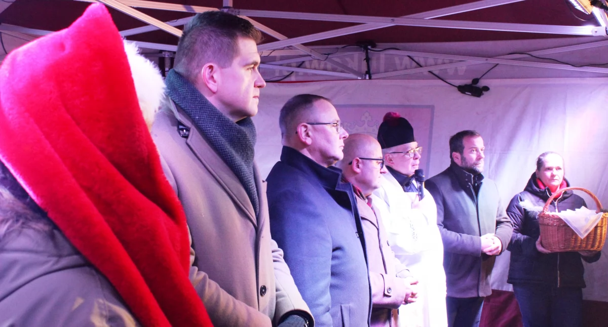 Wiadomości Partnera, Wigilia miejska Łukowie mieszkańcy łamali opłatkiem jedli gorący bigos spotkaniu gołym niebem - zdjęcie, fotografia