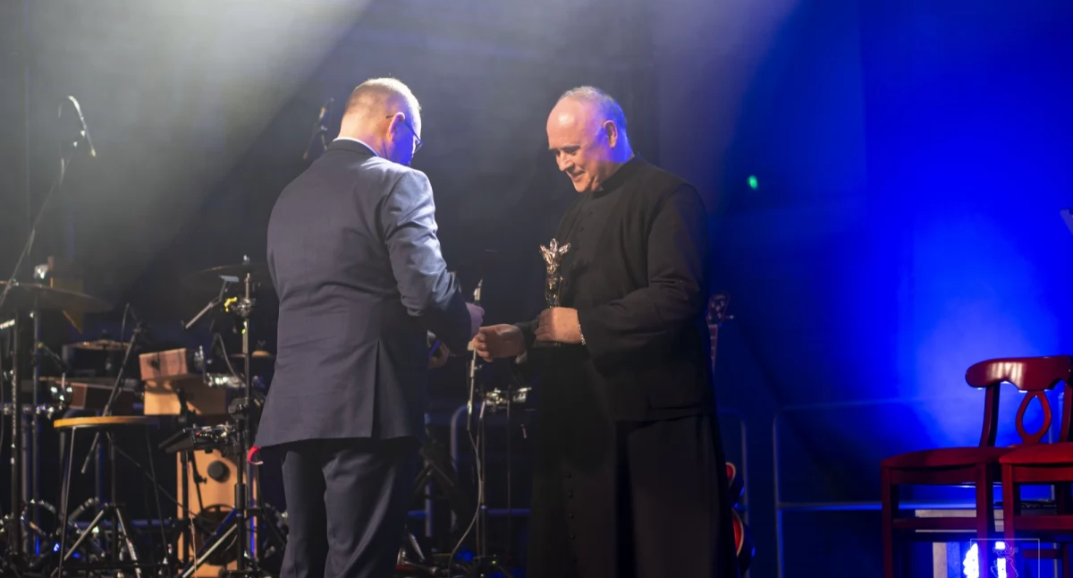 Sprawy społeczne, Złote Niedźwiedzie rozdane! Sprawdź zasłużył medal burmistrza Łukowa - zdjęcie, fotografia