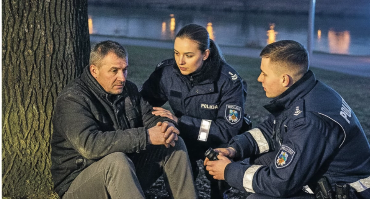 Policja, „Uratowali mojego syna!” Roztrzęsiona dziękuje BOHATEROM NIEBIESKICH MUNDURACH dramatycznej obławie święta - zdjęcie, fotografia