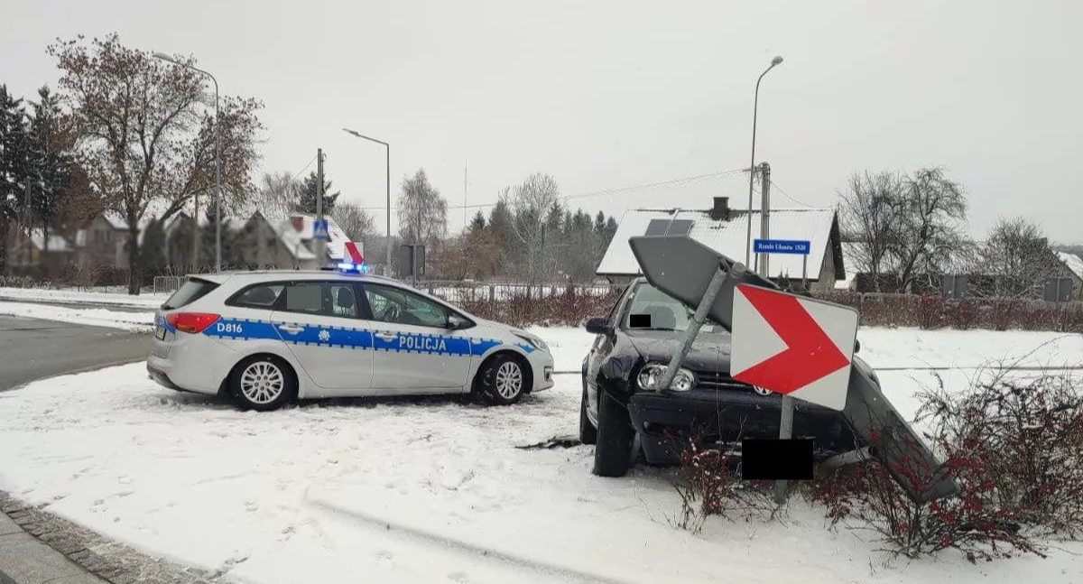 Policja, Pijany kierowca volkswagena zatrzymany rondzie - zdjęcie, fotografia