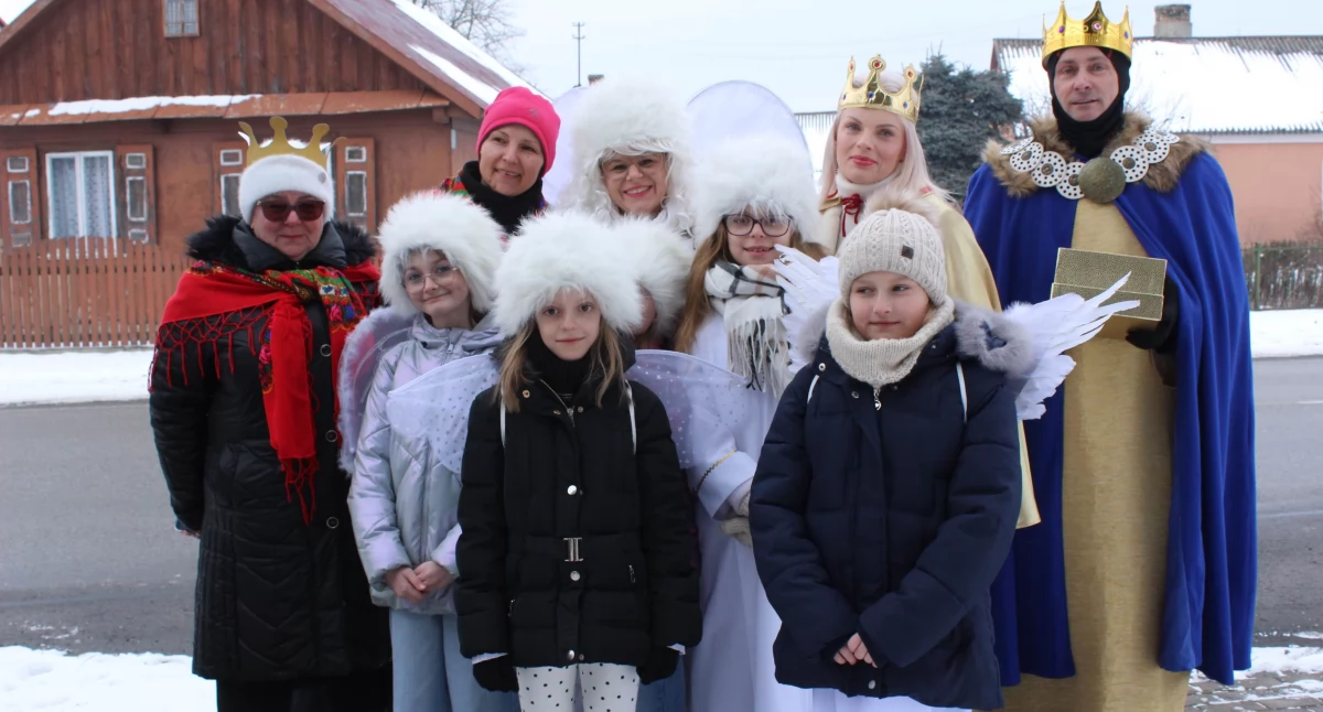 Kościół i Religia, Orszak Trzech Króli Jedlance mieszkańcy koronach strojach ludowych przeszli przez wieś kościoła - zdjęcie, fotografia