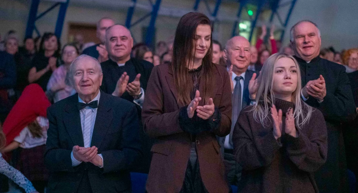 Sprawy społeczne, Rekordowa owacje stojąco! działo - zdjęcie, fotografia