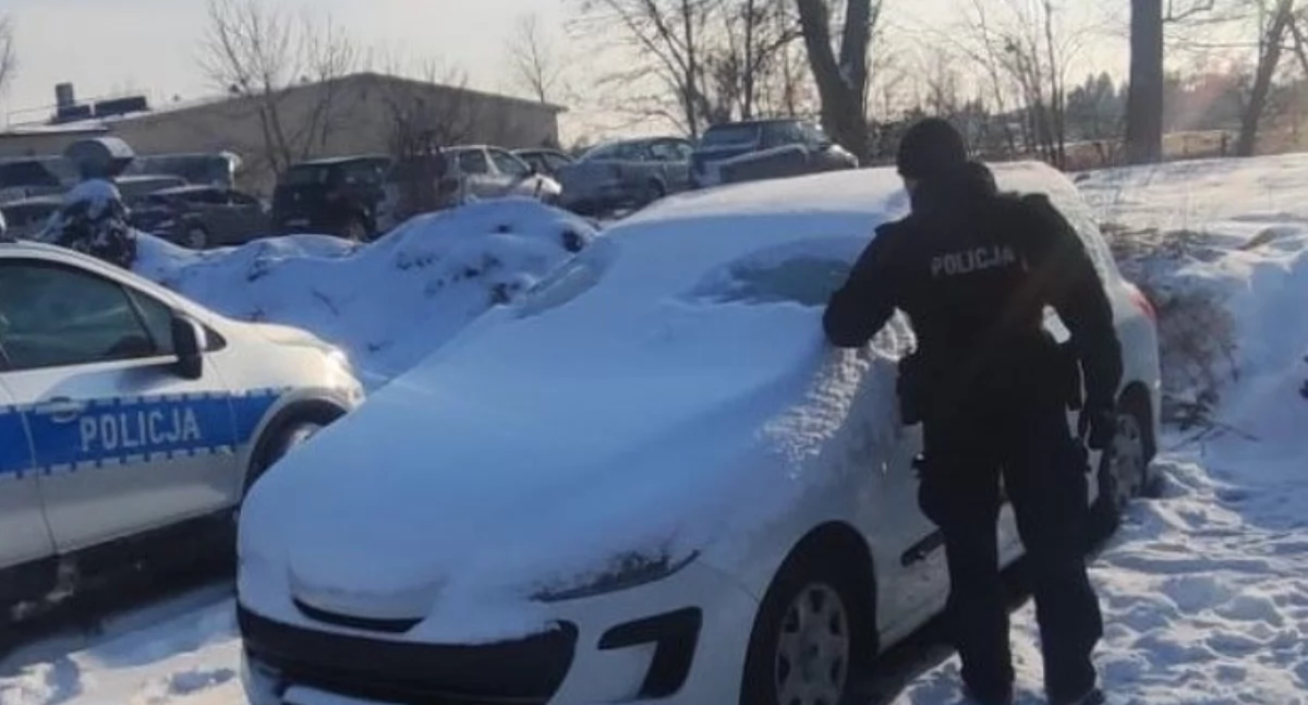 Sprawy społeczne, Siedział zasypanym aucie powoli zamarzał Uratował jeden telefon! - zdjęcie, fotografia