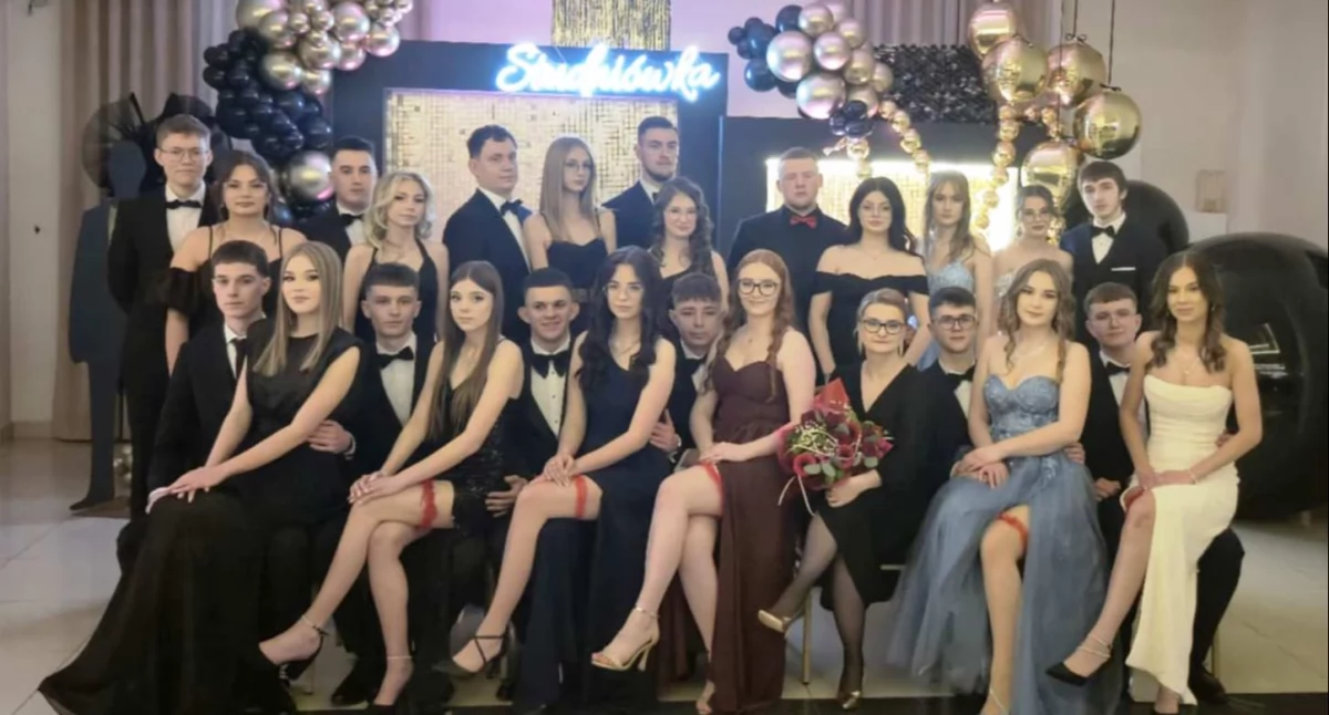 Akcje Charytatywne i Wsparcie, Wszyscy razem! Zobacz zdjęcia grupowe maturzystów Radoryża Smolanego - zdjęcie, fotografia