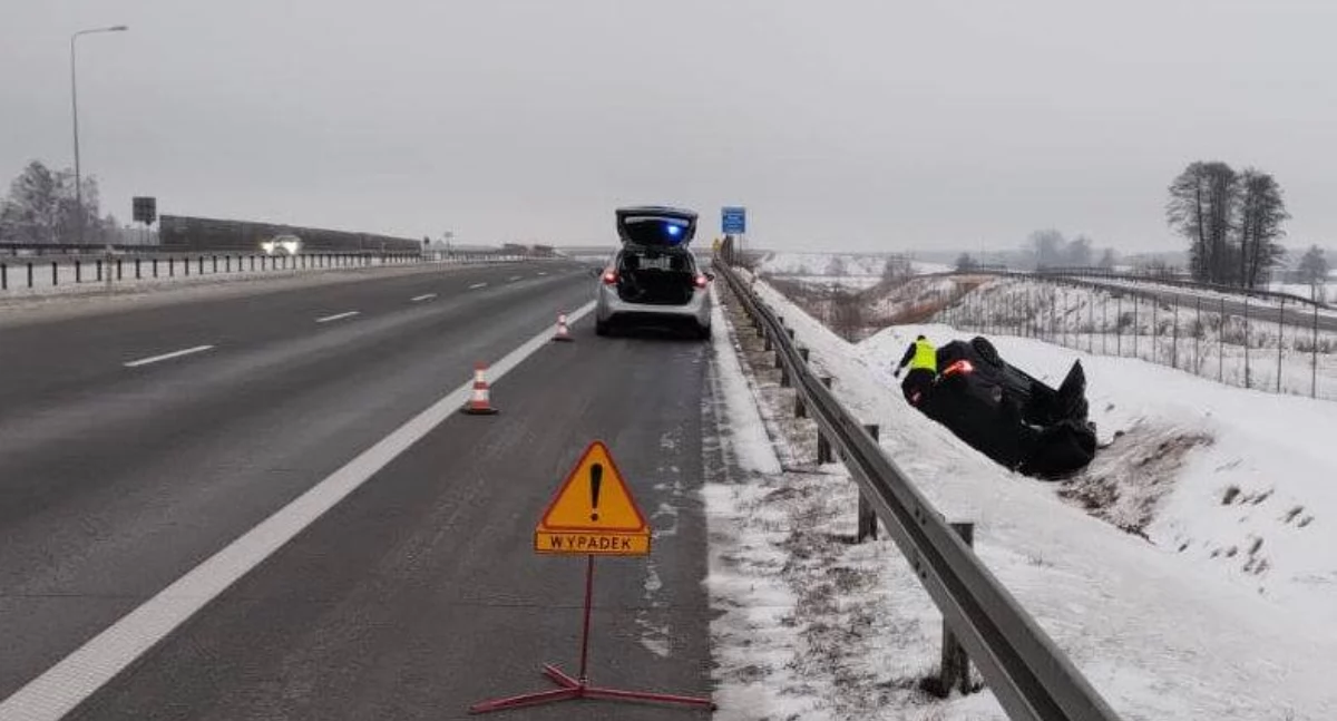Wypadki, Mieszkaniec Lublina dachował trasie przez śliską nawierzchnię - zdjęcie, fotografia