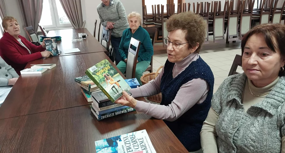 Sprawy społeczne, książki zniknęły półek Dmininie! Zobacz mówili seniorzy - zdjęcie, fotografia