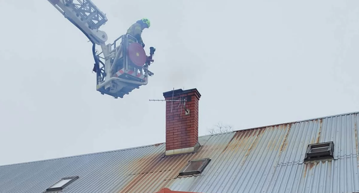 Straż Pożarna, Interwencja strażaków Mysłowskiej Pożar sadzy kominie - zdjęcie, fotografia