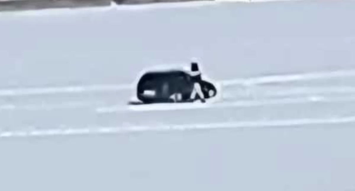 Policja, Kierowca osobówki wjechał zamarznięty Zalew driftował blisko wędkarzy teraz sprawą zajmie - zdjęcie, fotografia