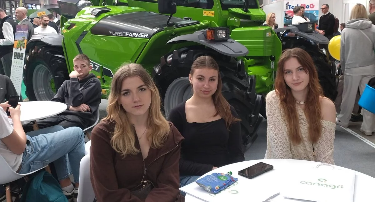 Szkolnictwo, Uczniowie Technikum targach AGROTECH Kielcach wygląda rolnictwo przyszłości - zdjęcie, fotografia