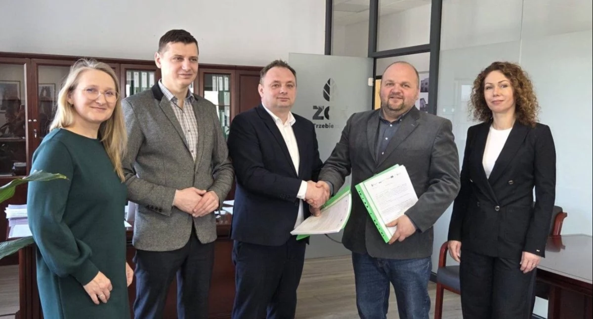 Gmina Trzebieszów rusza z budową nowoczesnego Punktu Selektywnego Zbierania Odpadów Komunalnych. Umowę podpisali prezes ZGK Jacek Krzyszczak i wójt Andrzej Hryciuk, a wykonawcą będzie firma DOMBUD z Białej Podlaskiej. Inwestycja za ponad 4,7 mln zł, wsparta blisko 2 mln zł z Funduszy Europejskich, ułatwi oddawanie m.in. elektrośmieci, opon i gruzu.