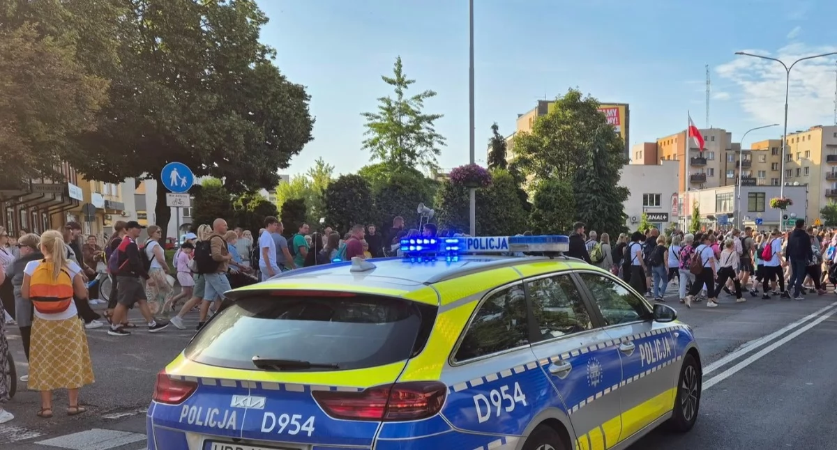 W 2025 roku flota policji w Łukowie powiększyła się o osiem nowych samochodów, w tym trzy kupione dzięki wsparciu samorządów. Gminy i powiat dołożyły łącznie 330 tys. zł, z czego 70 tys. przekazał Powiat Łukowski, a 35 tys. Miasto Łuków. Nowe radiowozy mają ułatwić patrole w centrum i szybciej docierać na interwencje m.in. w kierunku Stoczka, Stanina i okolicznych gmin.