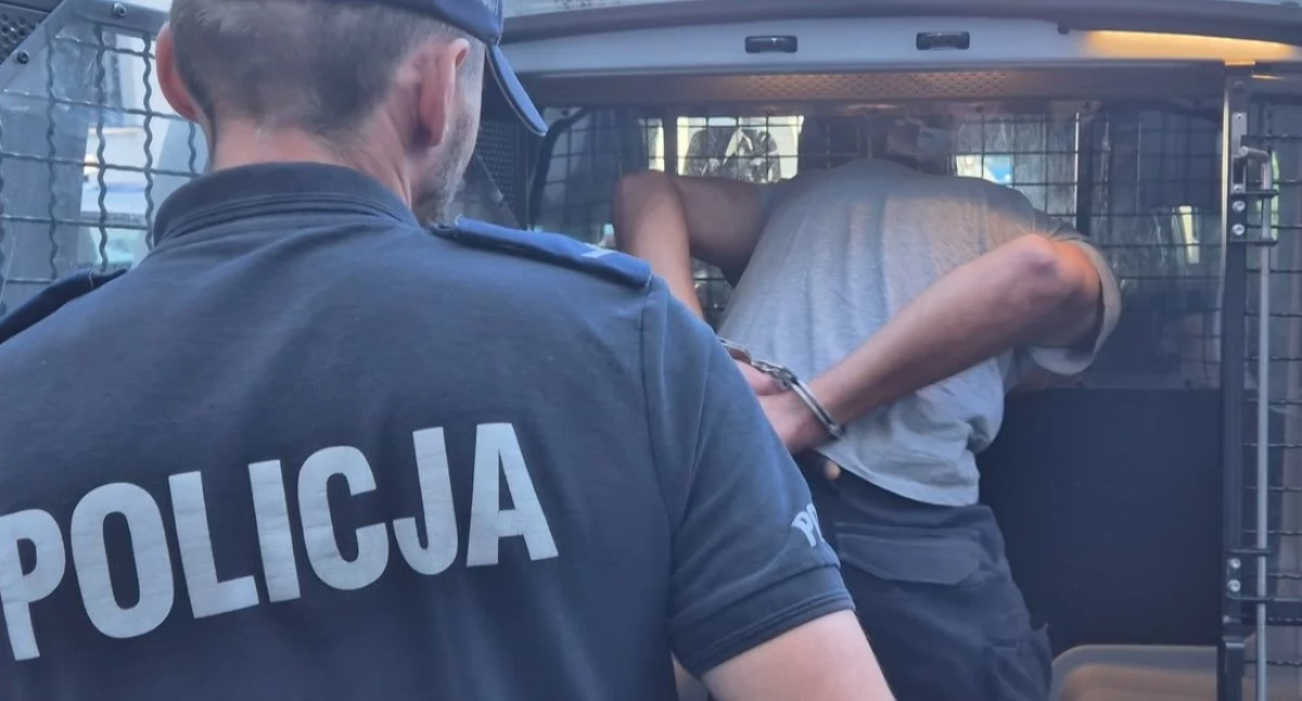 Galeria pokazuje działania policjantów z Łukowa w 2025 roku. Mundurowi osiągnęli 100 procent wykrywalności w sprawach narkotykowych i potwierdzili 80 przestępstw. Zabezpieczyli ponad 5,3 kg środków, głównie marihuanę, a także amfetaminę, mefedron, haszysz, ecstasy i grzybki. Zlikwidowali też domową plantację konopi z 138 krzakami.