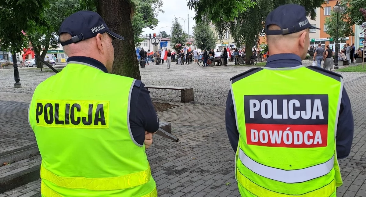   16 marca około 21:28 kierowca Audi, jadący bardzo szybko, zawrócił i napadł na kierowcę ciężarówki. Uderzył go pałką teleskopową w nogę, a potem użył gazu. Sprawca uciekł w stronę Łukowa. Trwają poszukiwania świadków i pełnego numeru rejestracyjnego. Nagroda 3000 zł.