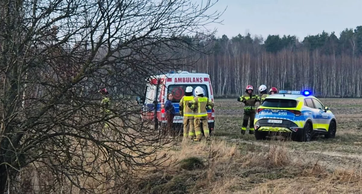 Na łąkach w Zagoździu podczas wycinki drzew przy rowie melioracyjnym doszło do groźnego wypadku. Pień przewrócił się na jednego z pracowników, powodując poważne obrażenia. Na miejsce przyjechali strażacy z OSP Stanin i JRG Łuków, ratownicy medyczni oraz policja. Wezwano też śmigłowiec LPR, dla którego strażacy przygotowali lądowisko. Poszkodowany trafił do szpitala, a policja wyjaśnia okoliczności zdarzenia.