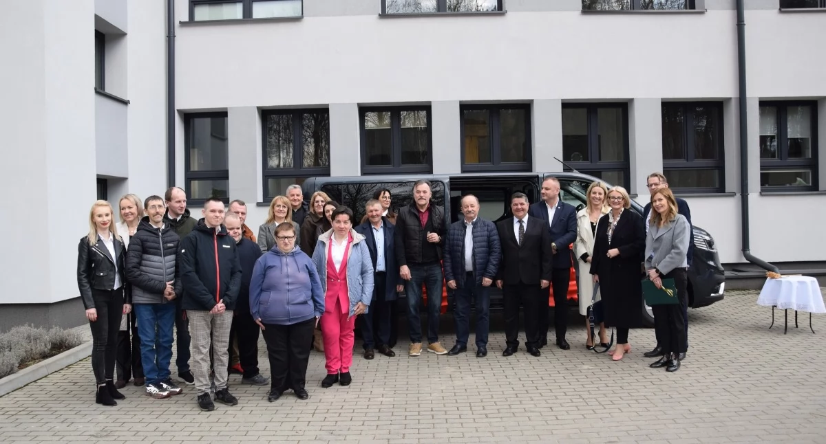 Fot. WTZ 19 marca w Stoczku Łukowskim uroczyście poświęcono nowy 9 osobowy bus dla uczestników Warsztatu Terapii Zajęciowej. Modlitwę poprowadził proboszcz Sławomir Sulej, a w wydarzeniu wzięli udział m.in. burmistrz Marcin Sentkiewicz, starosta Dariusz Szustek oraz samorządowcy z okolicznych gmin. Auto kupiono dzięki wsparciu PFRON i lokalnych samorządów. Będzie codziennie dowozić podopiecznych na zajęcia.