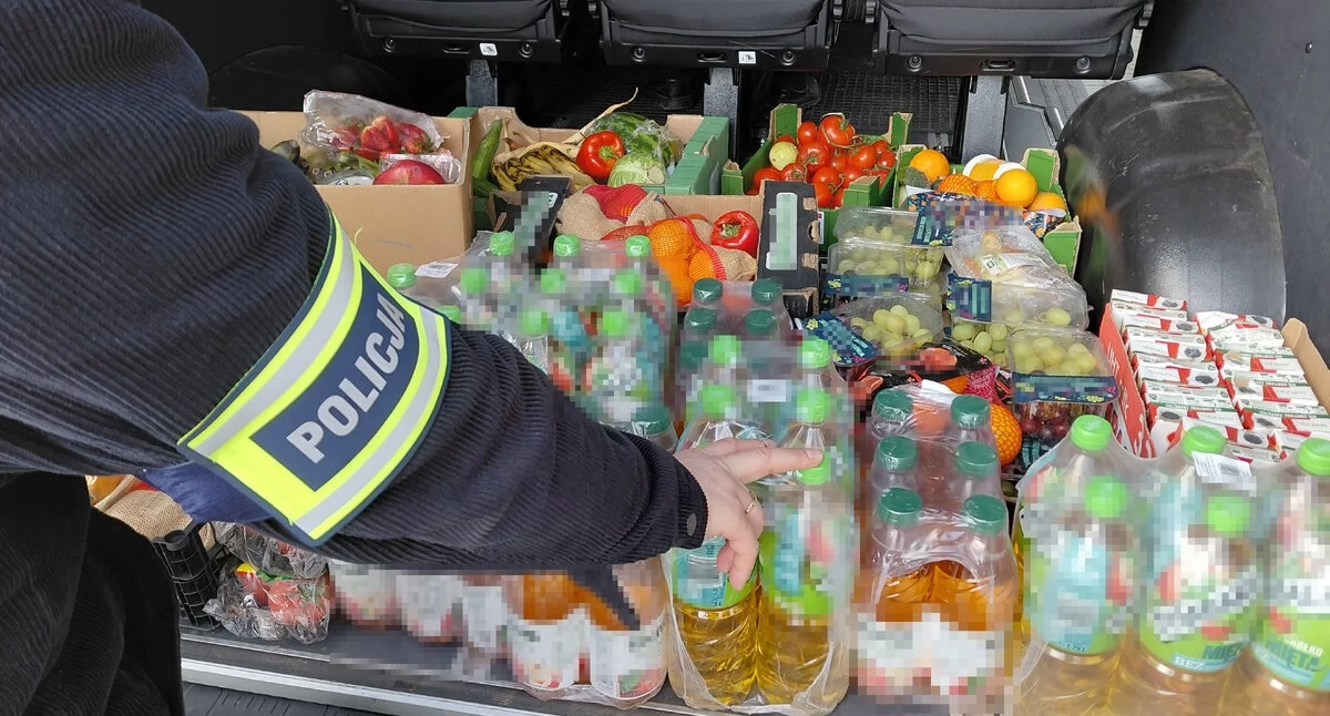 Zdjęcia pokazują działania policjantów z Ryk i Łukowa po kradzieży w jednym z ryckich marketów. Trzej mieszkańcy powiatu łukowskiego zostali zatrzymani, a podczas przeszukań odzyskano większość skradzionych produktów, m.in. mleko, napoje oraz owoce i warzywa. Mężczyźni usłyszeli zarzuty, a sprawą zajmie się sąd.