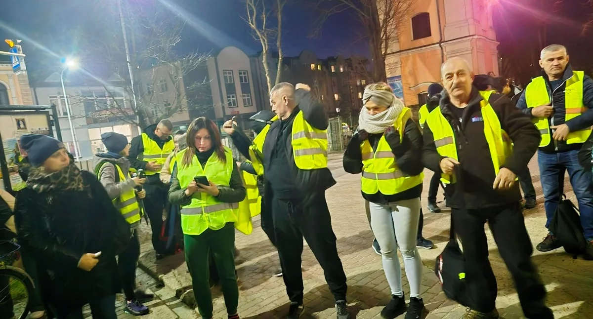 Nocna pielgrzymka z Łukowa do Sanktuarium Matki Bożej Gułowskiej ruszyła po nabożeństwie w parafii Podwyższenia Krzyża Świętego. W trasę liczącą 45 km wyruszyło 101 osób. Marsz prowadzi przez m.in. Świdry, Krzywdę i Radoryż Kościelny, odbywa się w ciszy, z mapami i latarkami. Do celu pielgrzymi mają dotrzeć rano.