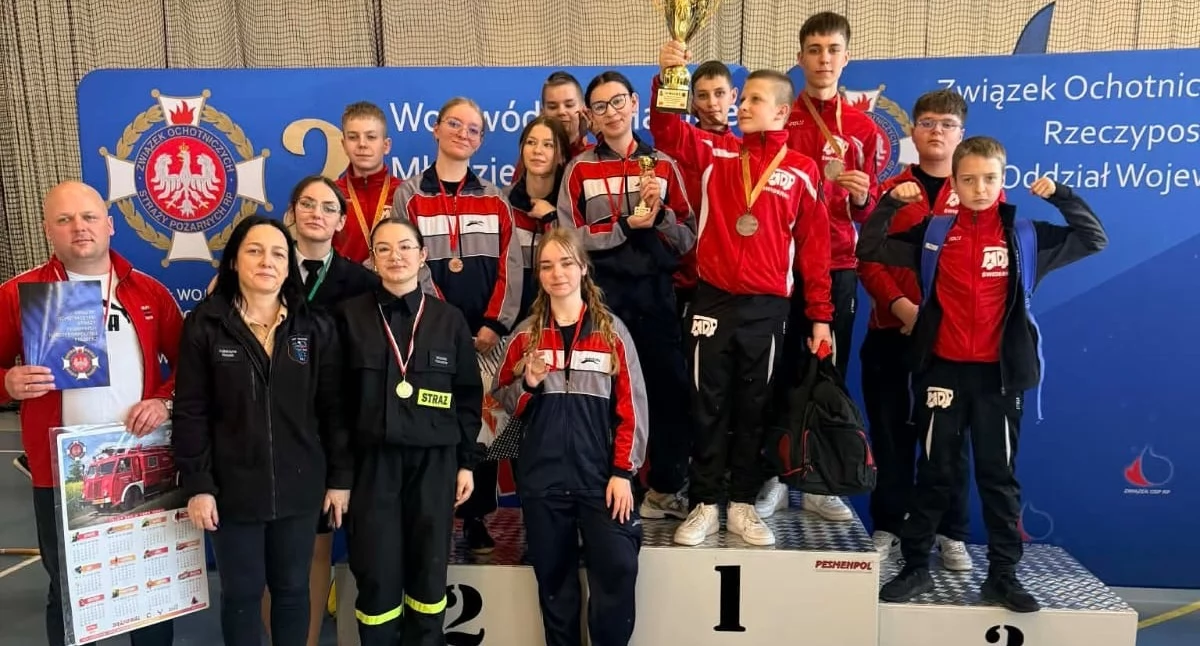 W sobotę 21 marca hala w Piaskach była areną wojewódzkich zawodów halowych MDP, w których rywalizowało ponad 200 młodych strażaków. Reprezentanci MDP Świderki znów pokazali klasę drużyna chłopców wywalczyła 3. miejsce, a dziewczęta zajęły 8. lokatę wśród 21 ekip. To świetny wynik i powód do dumy dla całego powiatu łukowskiego.