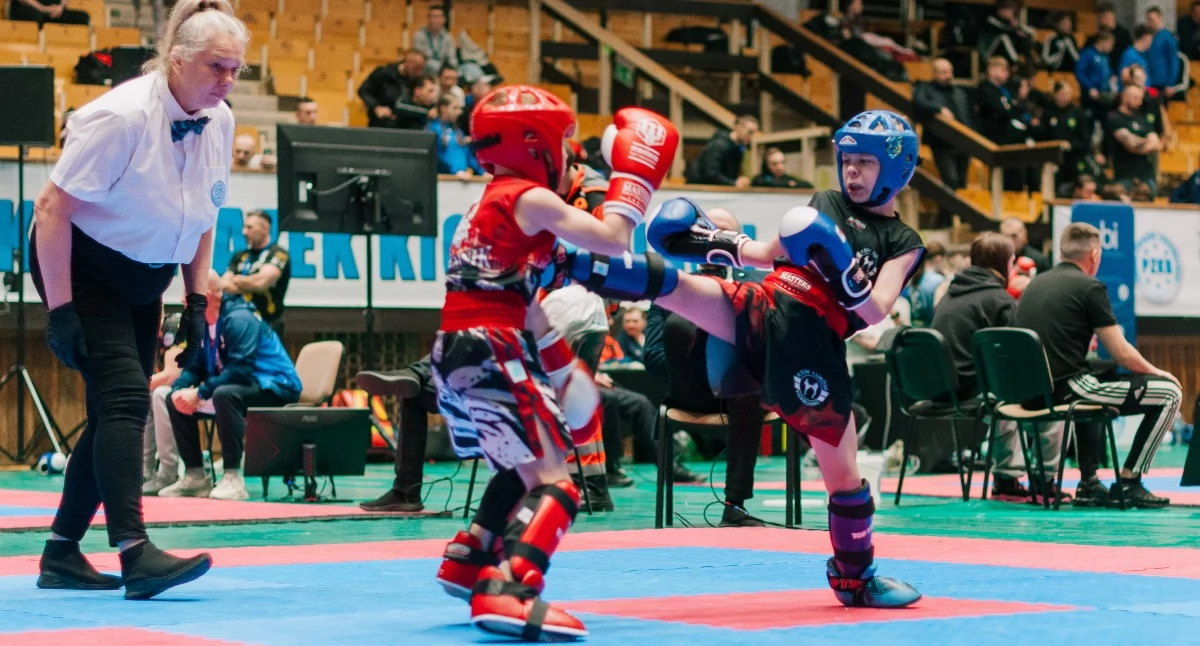 Fot. KSW Lukow. Zawodnicy KSW Łuków wrócili z Tarnobrzega z ośmioma medalami w kick light, w tym czterema złotymi. Mistrzami Polski zostali Kalina Zalewska, Maksymilian Kondracki, Karolina Wołek i Jakub Oponowicz. Srebro zdobył Leon Stępniak, a brąz Jagoda Sulej, Bartosz Daniluk i Borys Kaczorowski. Klub zajął 4. miejsce na 130 ekip. Wyjazd wsparł burmistrz.