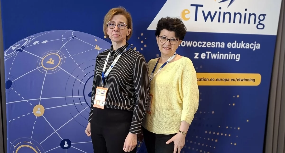 Wicedyrektor Magdalena Kępa i Marzena Miazek Banach z IV LO w Łukowie wzięły udział w ogólnopolskim spotkaniu koordynatorów klas patronackich eTwinning w Gdyni. Przez dwa dni testowały nowoczesne narzędzia i pracowały nad pomysłami na lekcje oparte na projektach oraz współpracy uczniów z rówieśnikami z Europy. Wracają z konkretnymi rozwiązaniami do wdrożenia w szkole przy ul. Piłsudskiego.