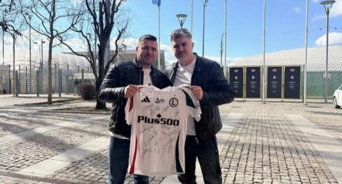 Pięcioletni Igor Stosio ze Stoczka Łukowskiego choruje na CLN6, czyli chorobę Battena. Rodzina zbiera środki na rehabilitację i opiekę, by spowolnić postęp choroby. Do pomocy dołączyli mieszkańcy i sportowcy z LKS Dwernicki, organizując licytacje pamiątek koszulek Legii i Motoru oraz rękawic Artura Boruca. Trwa zbiórka na Siepomaga.pl.