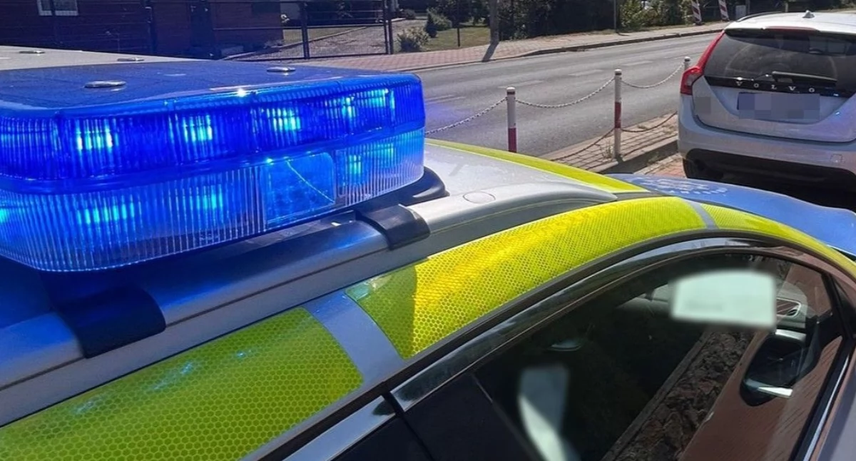 W 2025 roku Komenda Powiatowa Policji w Łukowie odebrała osiem fabrycznie nowych radiowozów. Zakup wsparły samorządy, które przekazały łącznie 330 tys. zł na fundusz policji, a powiat dołożył też klimatyzację w budynku komendy. Nowe auta mają wzmocnić patrole, szczególnie przy rosnącym ruchu i po 14 kolizjach radiowozów w minionym roku.