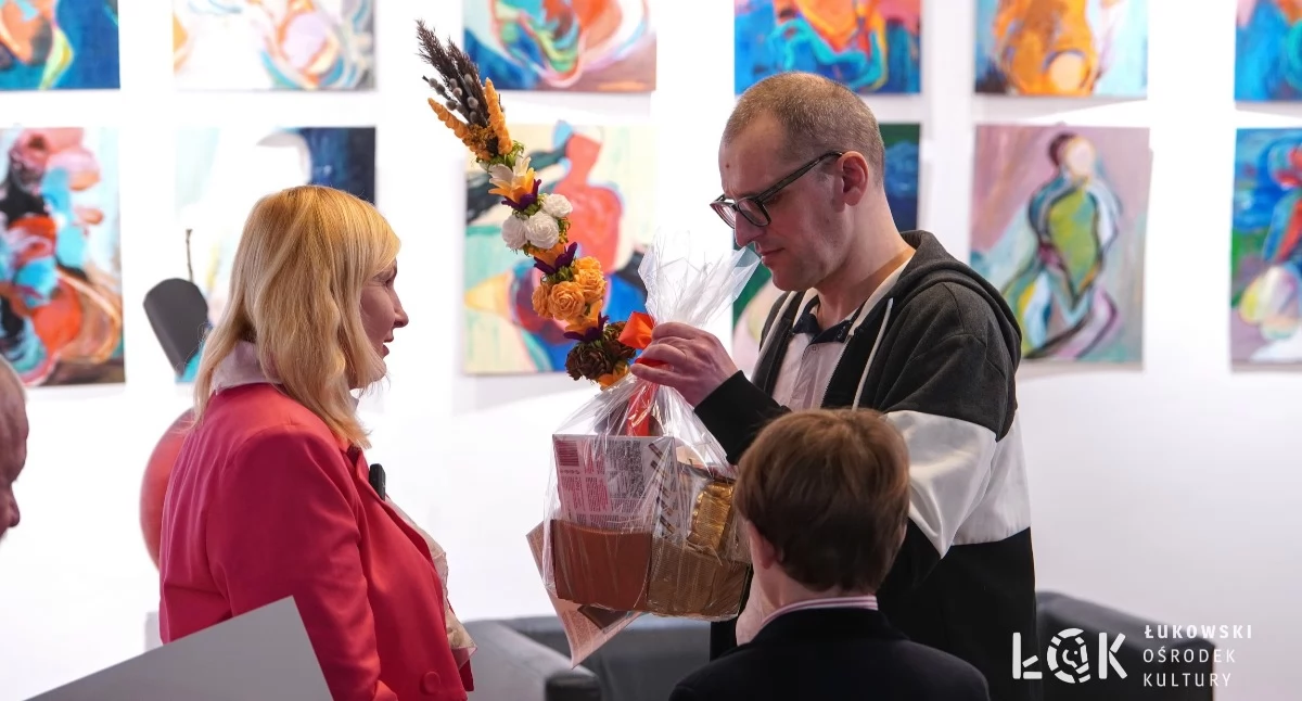 Galeria zdjęć z autorskiego wieczoru Sebastiana Barana „Zepsute jabłko” w PROwizorium w Łukowskim Ośrodku Kultury. Spotkanie, zorganizowane w Światowy Dzień Poezji, przyniosło szczere wiersze o codziennych sprawach. W interpretacjach Anny Grudzień i Dawida Gracjana Grudnia słowa nabrały nowej energii, a po części oficjalnej był czas na rozmowy z autorem przy kawie.