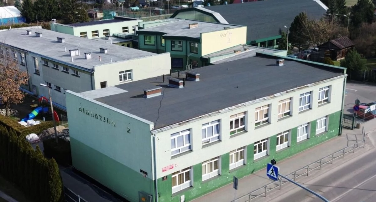 W Szkole Podstawowej nr 2 w Łukowie trwa termomodernizacja warta ponad 4,8 mln zł. Mróz wstrzymał prace na zewnątrz, więc ekipa zajęła się wnętrzem wymieniła rury i grzejniki oraz poprawiła wentylację w hali sportowej. Od 2 marca ruszyły roboty przy fundamentach. Z powodu zimy termin wydłużono o 57 dni, a finał prac zaplanowano na 29 maja 2026 r.