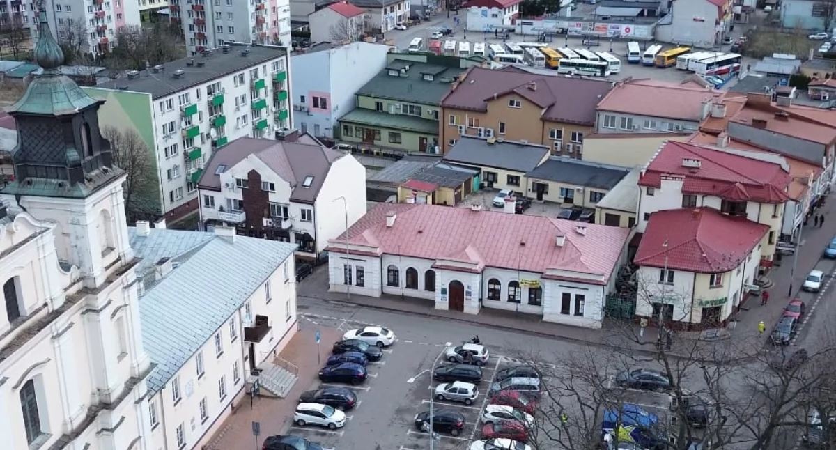 Miasto Łuków szuka wykonawcy remontu trzech ulic w centrum Czerwonego Krzyża, Staropijarskiej i Kościelnej. To trasy, którymi wiele osób codziennie chodzi do szkoły, sklepów czy kościoła, więc nowa nawierzchnia ma poprawić komfort i bezpieczeństwo. Oferty można składać do 10 kwietnia 2026 roku do godz. 200, a otwarcie nastąpi o 205.