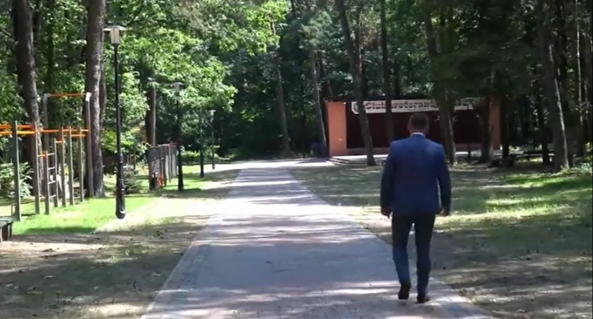 W parku Chojniak trwają intensywne prace remontowe. Z planowanych 176 drzew do wycinki usunięto 73, w tym 40 suchych i niebezpiecznych. Nowy amfiteatr nie ruszy w maju, bo mroźna zima opóźniła roboty; otwarcie zaplanowano na lipiec. Uszkodzony parking przy przedszkolu ma naprawić wykonawca na własny koszt.